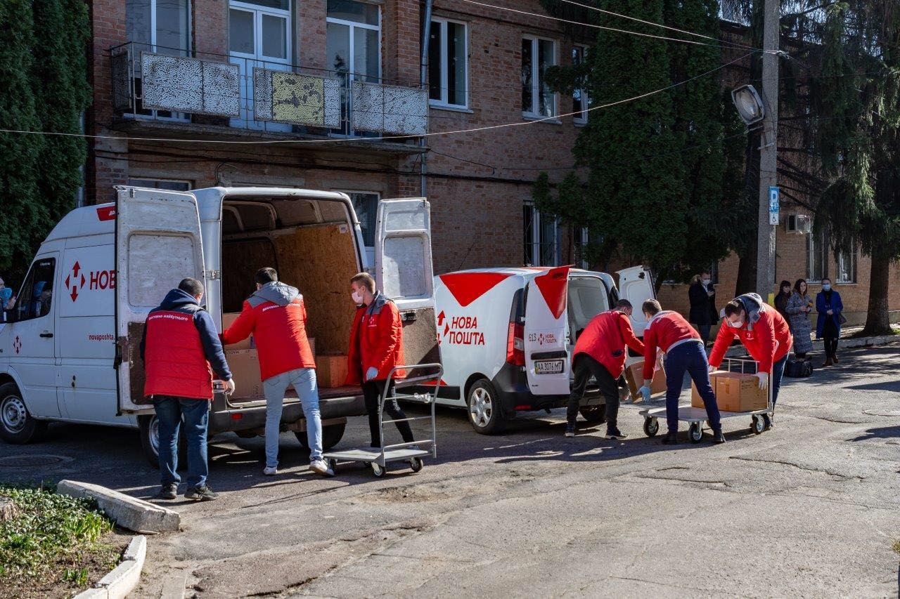 «Новая почта» (семьи Поперешнюк и Климовых) активно помогает в борьбе с угрозой COVID-19.